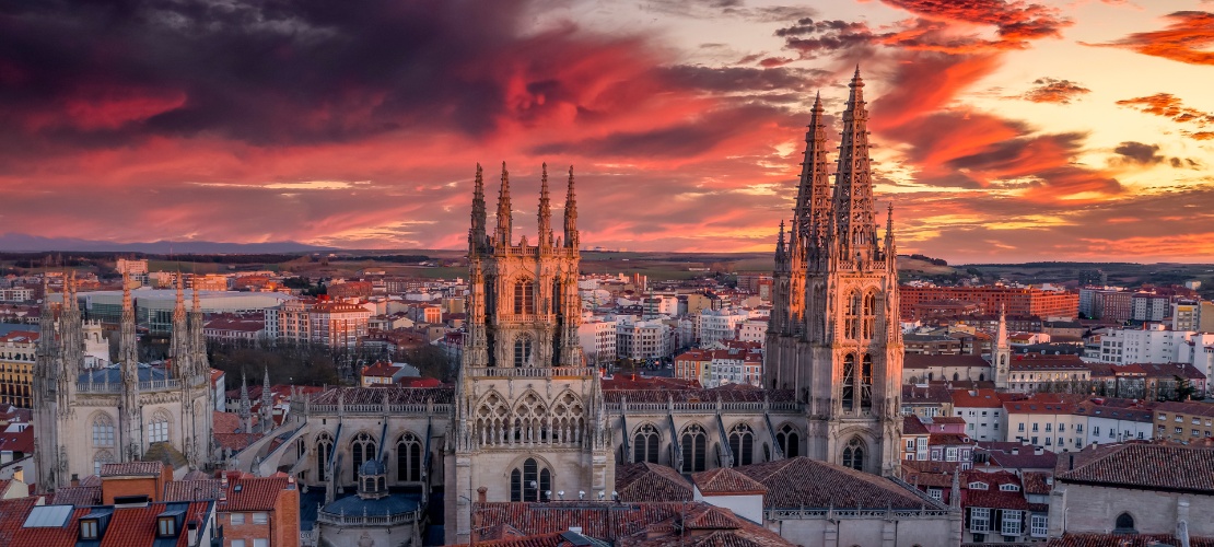 Vue à la tombée de la nuit des tours de la cathédrale de Burgos, Castille-et-León
