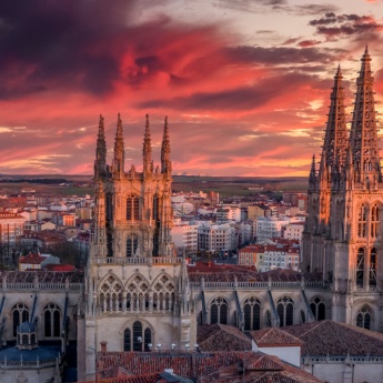 Vue à la tombée de la nuit des tours de la cathédrale de Burgos, Castille-et-León