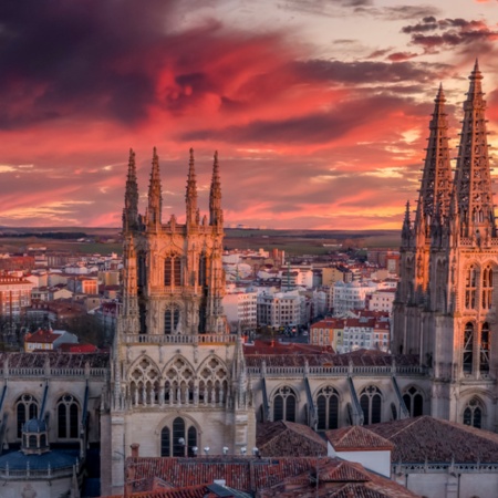 Die Türme der Kathedrale von Burgos bei Sonnenuntergang, Kastilien und León