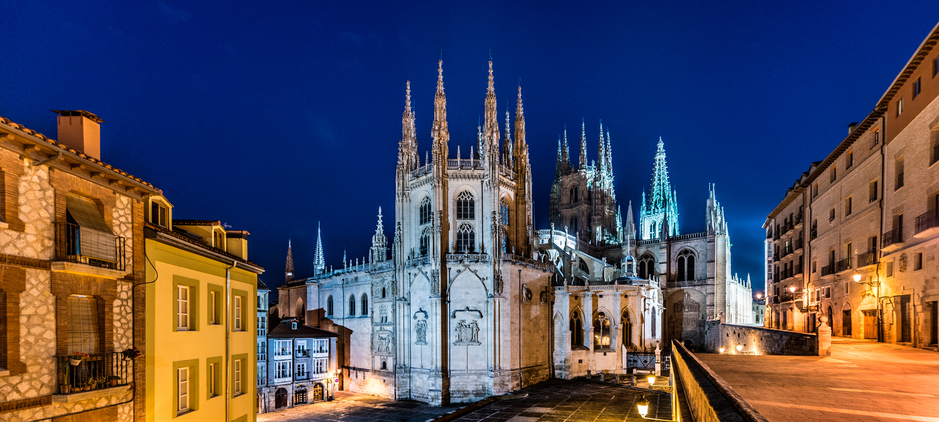 Vue nocturne de la cathédrale de Burgos, Castille-León Vue nocturne de la cathédrale de Burgos, Castille-León