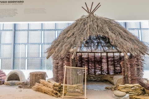  Centro de Arqueologia Experimental de Atapuerca (CAREX). Recriação de refúgio sedentário. Burgos