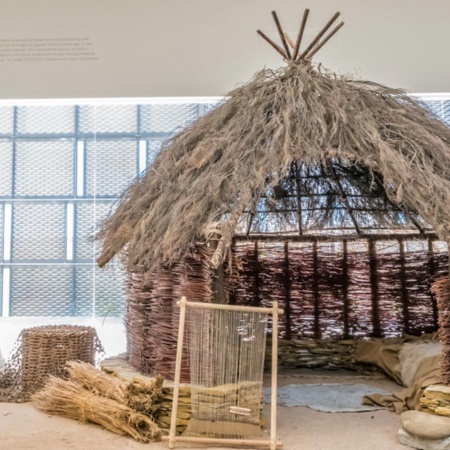 Centre d'archéologie expérimentale d'Atapuerca (CAREX). Reconstitution d’un refuge sédentaire. Burgos