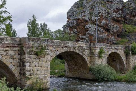 Kamienny most nad rzeką Pisuerga w Cervera de Pisuerga (Palencia, Kastylia-León)