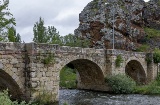 Ponte de pedra sobre o rio Pisuerga, em Cervera de Pisuerga (Palência, Castela e Leão)