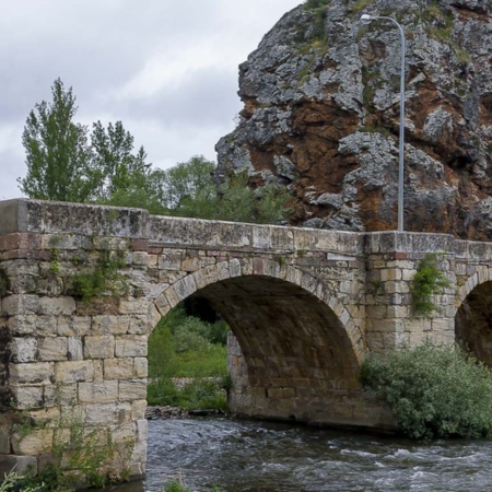 Ponte de pedra sobre o rio Pisuerga, em Cervera de Pisuerga (Palência, Castela e Leão)