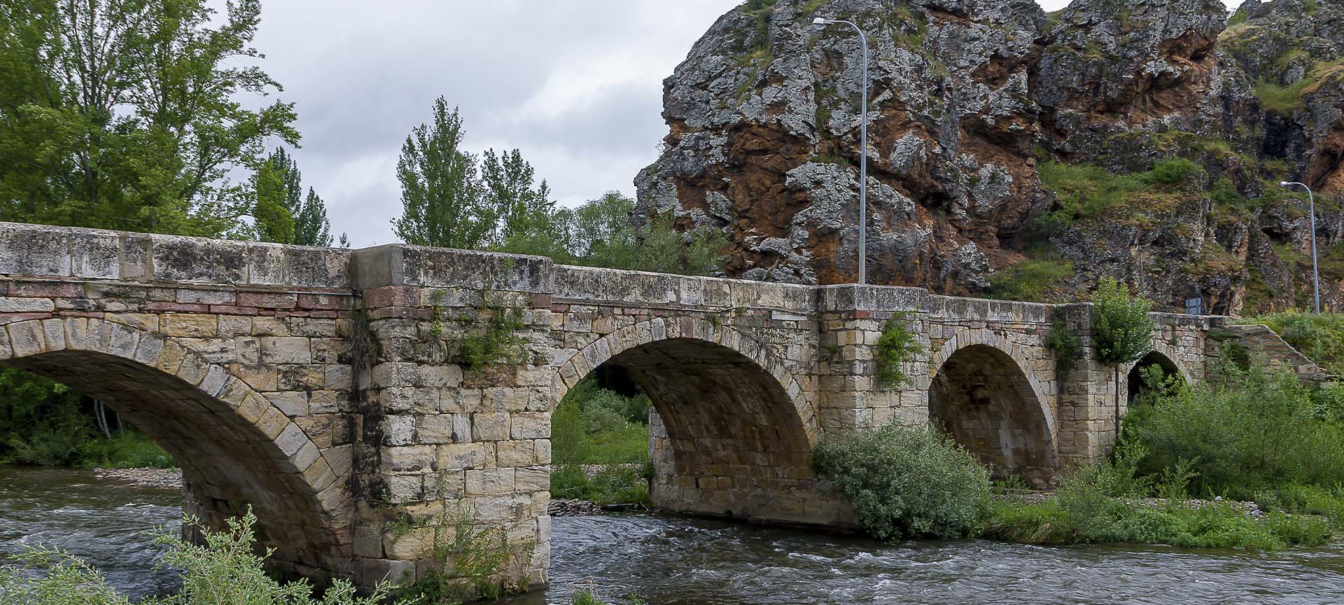 Steinbrücke über den Pisuerga in Cervera de Pisuerga (Palencia, Kastilien-León) Steinbrücke über den Pisuerga in Cervera de Pisuerga (Palencia, Kastilien-León)