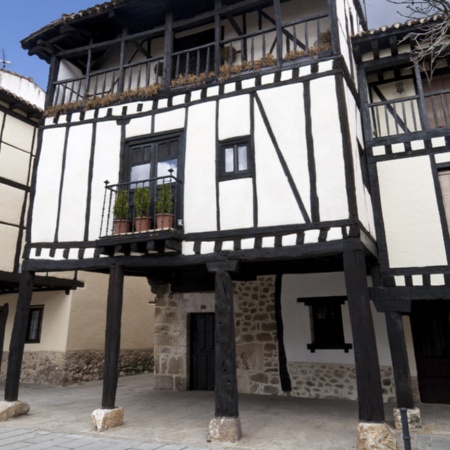 Tradycyjne domy w Covarrubias (Burgos, Kastylia-Leon)