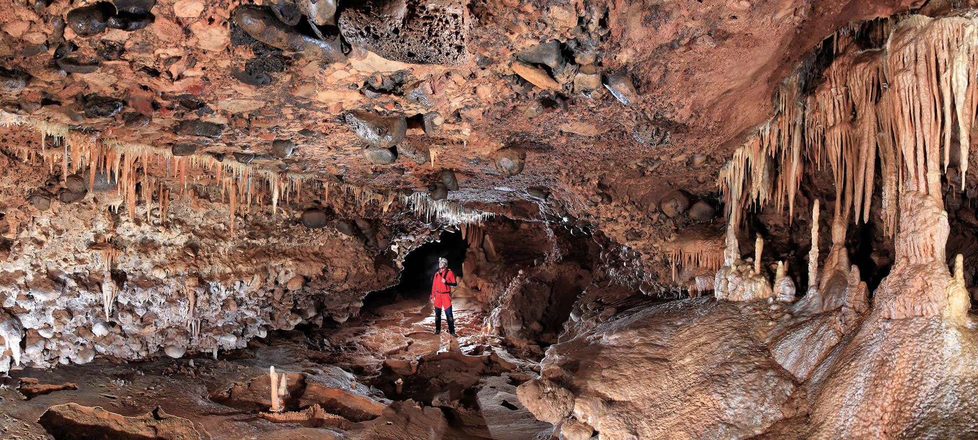 Interno della grotta di Fuentemolinos di Puras de Villafranca, a Belorado Interno della grotta di Fuentemolinos di Puras de Villafranca, a Belorado