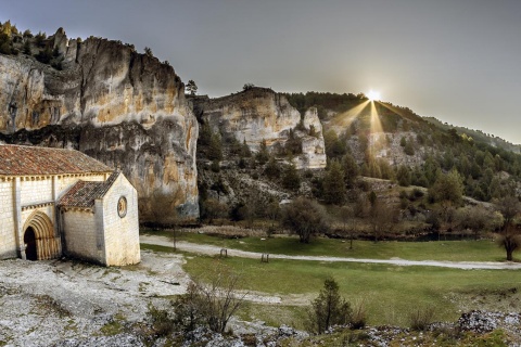 サン・バルトロメ礼拝堂とロボス川渓谷の風景。ソリア
