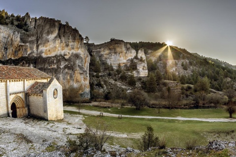 Pustelnia San Bartolomé i krajobraz w kanionie rzeki Lobos. Soria