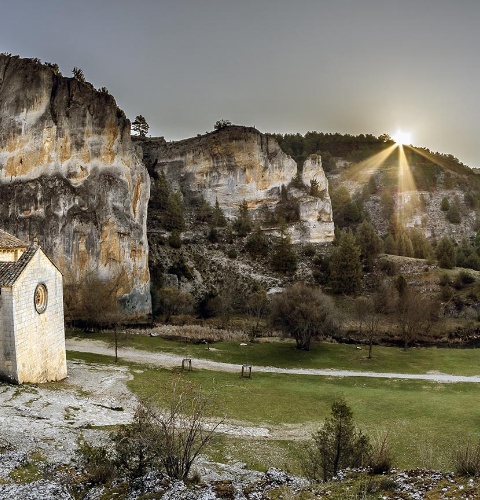 Wallfahrtskirche San Bartolomé und Landschaft in Cañón del Río Lobos. Soria