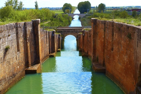 フロミスタを通るカスティージャ運河（カスティージャ・イ・レオン州パレンシア）