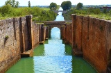 O Canal de Castilla em sua passagem por Frómista (Palência, Castilla y León)