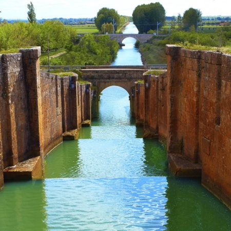 Castilla Canal on its course through Frómista (Palencia, Castilla y León)