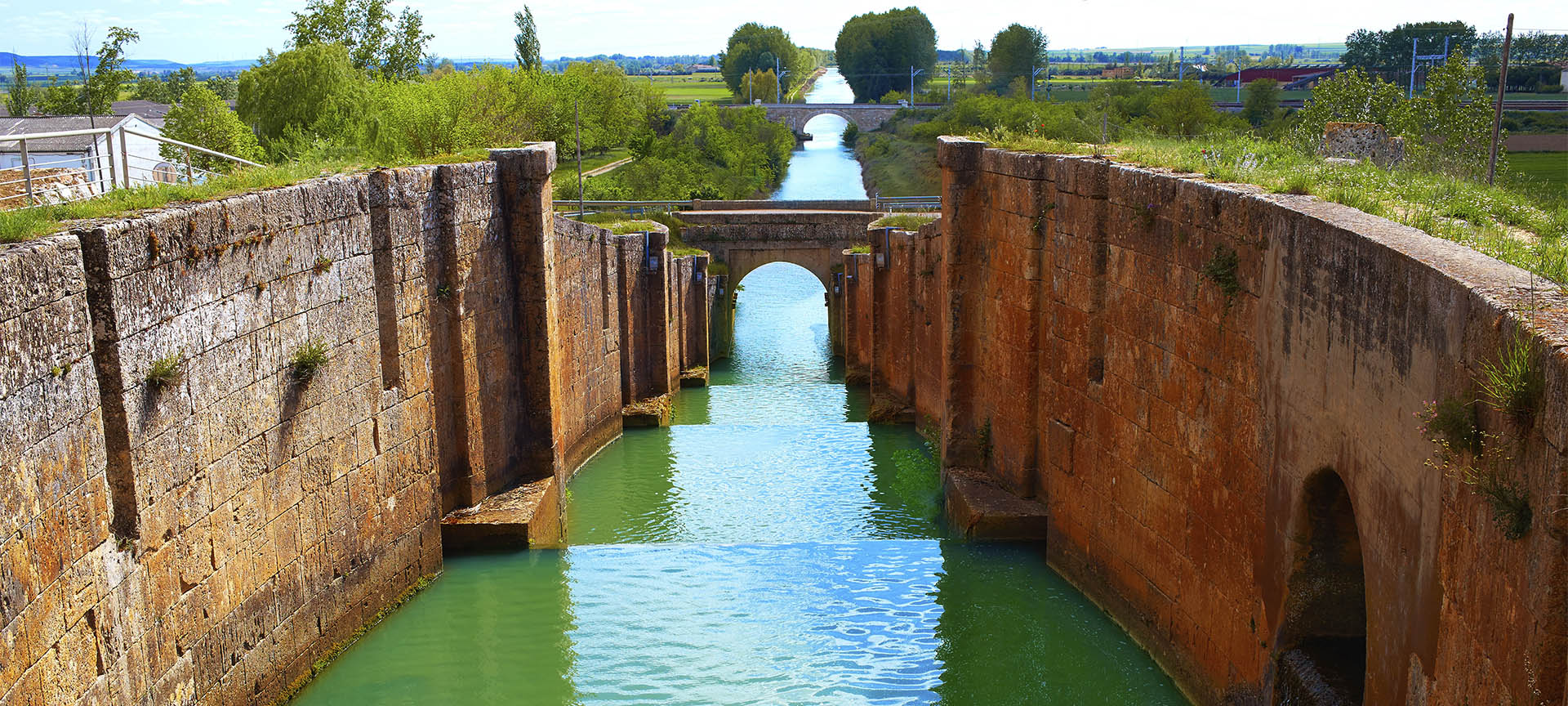 Le canal de Castille à son passage par Frómista (province de Palencia, Castille-León) Le canal de Castille à son passage par Frómista (province de Palencia, Castille-León)