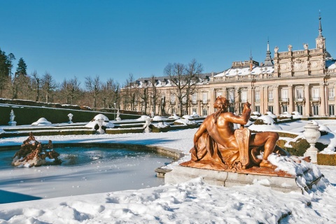  Jardines del Palacio de La Granja de San Ildefonso con nieve. Segovia