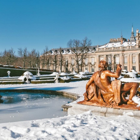 Verschneiter Garten und Schloss von La Granja de San Ildefonso Segovia