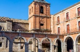 Igreja de San Juan Bautista vista do Mercado Chico. Ávila.