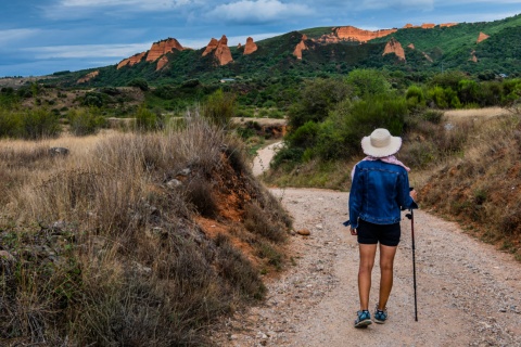 Escursionista che osserva il paesaggio de Las Médulas (UNESCO) a Castiglia e León
