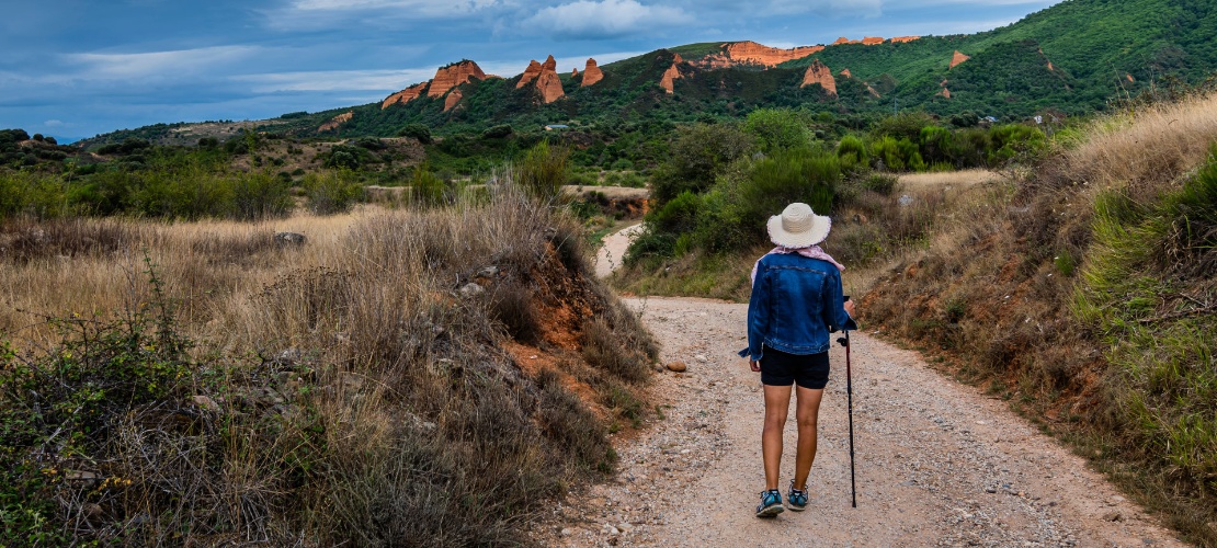 Praticante de trekking observando a paisagem de Las Médulas (UNESCO), em Castilla y León Praticante de trekking observando a paisagem de Las Médulas (UNESCO), em Castilla y León