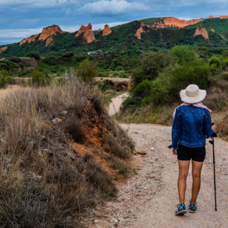 Turysta podziwiający krajobraz Las Médulas (wpisane na listę UNESCO) w Kastylii i León.