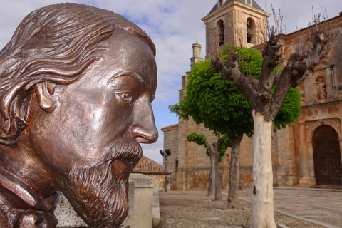 Monumento a José Zorrilla, em frente à Colegiada de San Pedro, em Lerma (Burgos, Castilla y León)