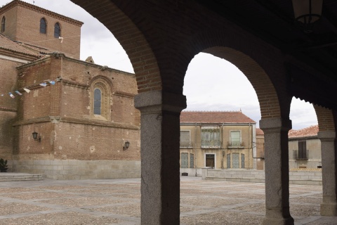 Platz und Kirche San Nicolás in Madrigal de las Altas Torres (Ávila, Kastilien-Léon)