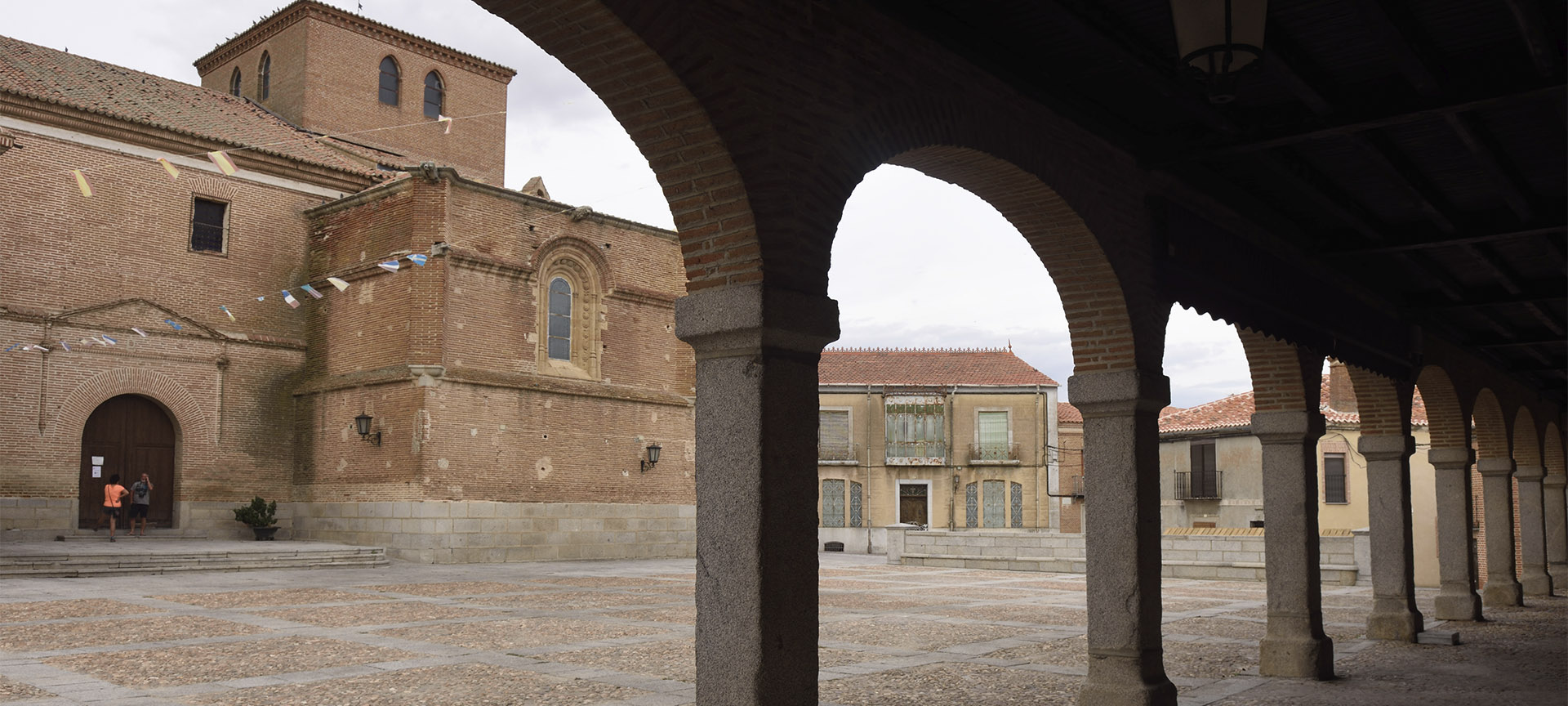 Platz und Kirche San Nicolás in Madrigal de las Altas Torres (Ávila, Kastilien-Léon) Platz und Kirche San Nicolás in Madrigal de las Altas Torres (Ávila, Kastilien-Léon)