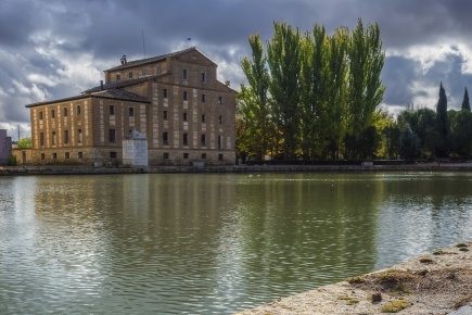 "Le canal de Castille à son passage par Medina de Rioseco (province de Valladolid, Castille-León) "