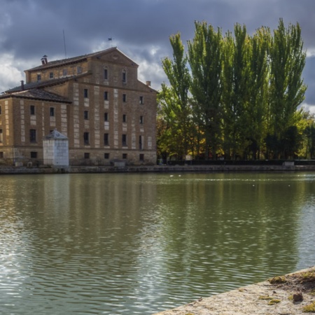 O Canal de Castilla em sua passagem por Medina de Rioseco (Valladolid, Castilla y León)