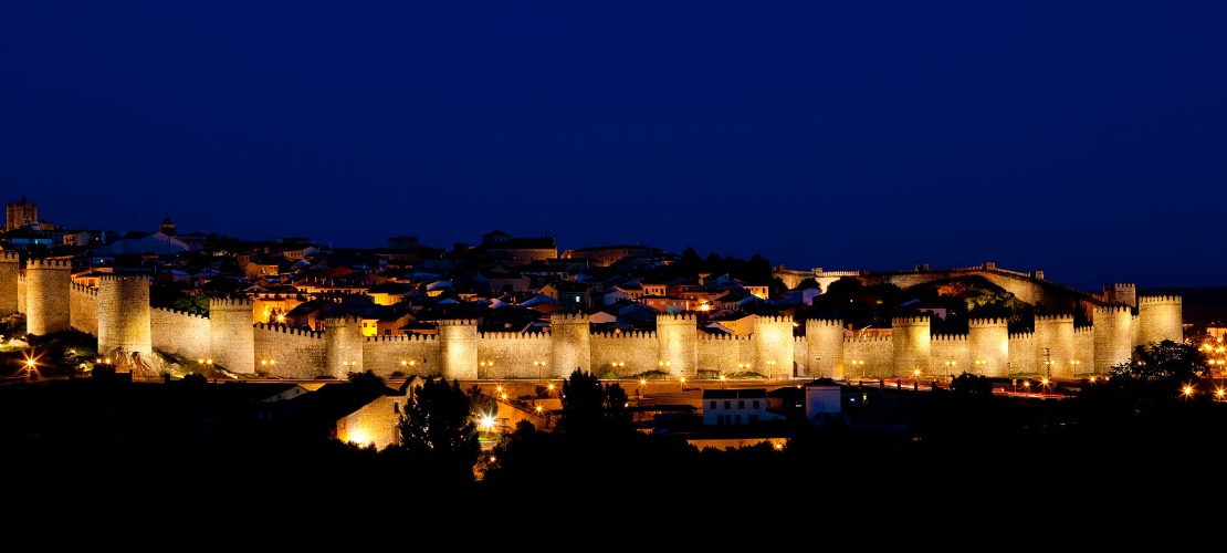 Murallas de Ávila de noche