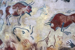 Parete con arte rupestre nel Centro di Archeologia Sperimentale di Atapuerca, Burgos