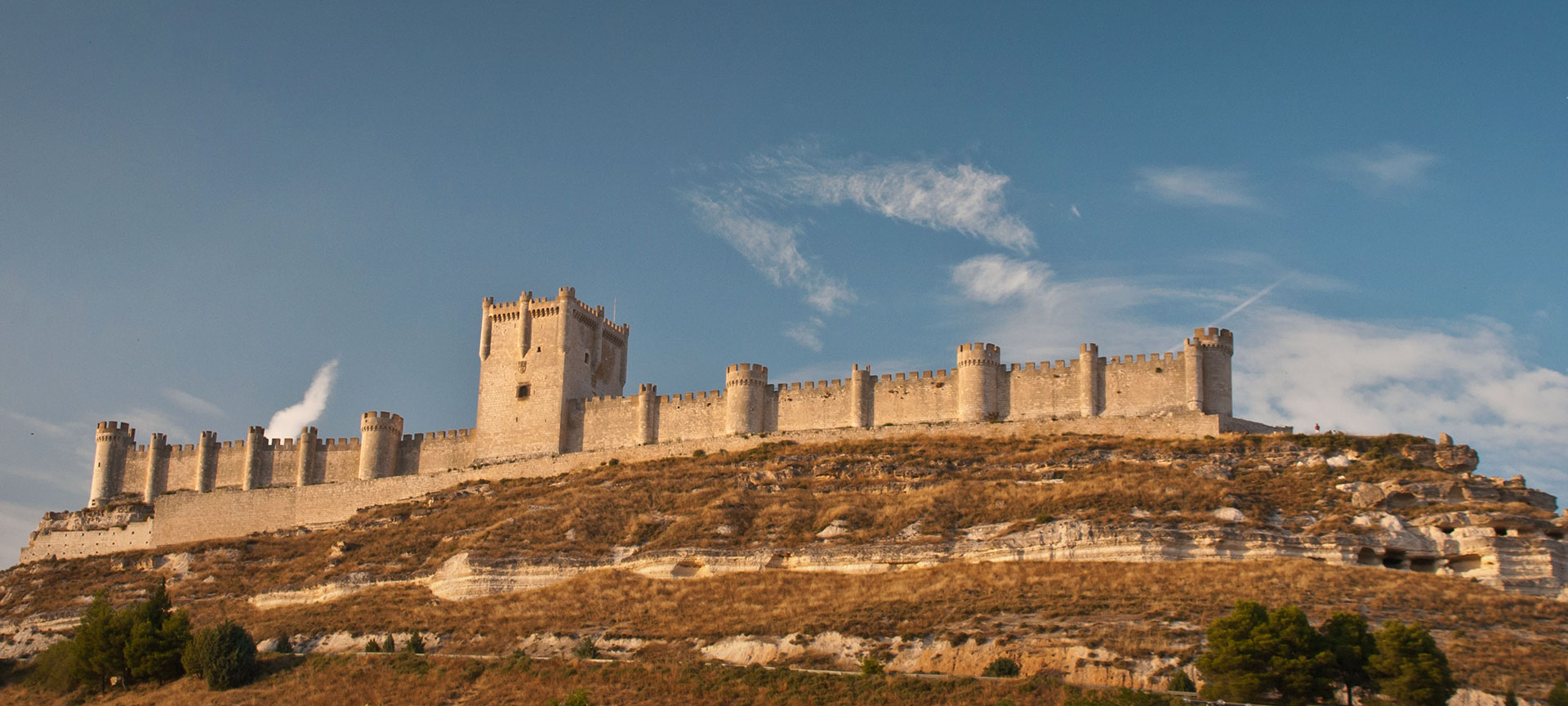 Vista panorámica del Castillo de Peñafiel. Valladolid Vista panorámica del Castillo de Peñafiel. Valladolid