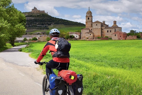 Pellegrino in bicicletta all’altezza di Castrojeriz. Burgos
