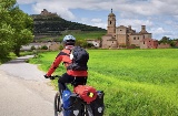 Pielgrzym przejeżdżający na rowerze przez Castrojeriz. Burgos