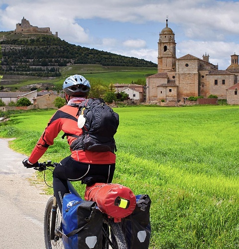 Pellegrino in bicicletta all’altezza di Castrojeriz. Burgos