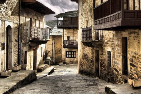 Typische Straße von Puebla de Sanabria in Zamora (Kastilien-León)