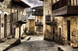 Típica rua de Puebla de Sanabria, em Zamora (Castilla y León)
