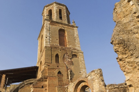 Uhrturm und Ruinen des Klosters San Benito in Sahagún, León (Kastilien-León)