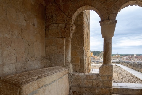 ロマネスク様式のサンミゲル教会からサン・エステバン・デ・ゴルマス（カスティーリャ・イ・レオン州ソリア）の景色