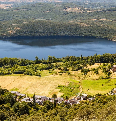 サナブリア湖とサン・マルティン・デ・カスタニェーダ。サモラ