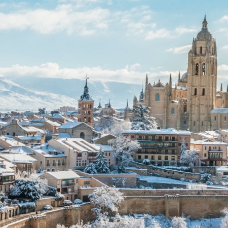 Vue de la cathédrale et de la ville de Ségovie sous la neige, Castille-León