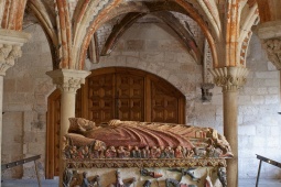 サン・ペドロ・デ・オスマの石棺。エル・ブルゴ・デ・オスマの大聖堂。オスマ。ソリア