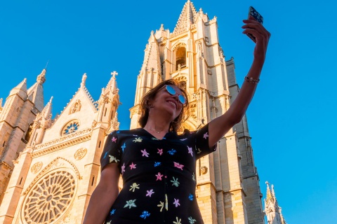 Turista en la Catedral de León