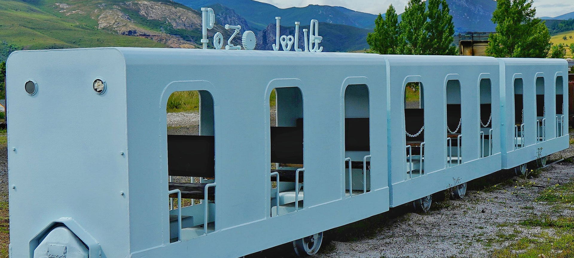 Odrestaurowane wagony w Pozo Julia, León