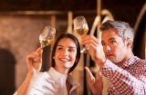 Touristes dégustant du vin dans une cave