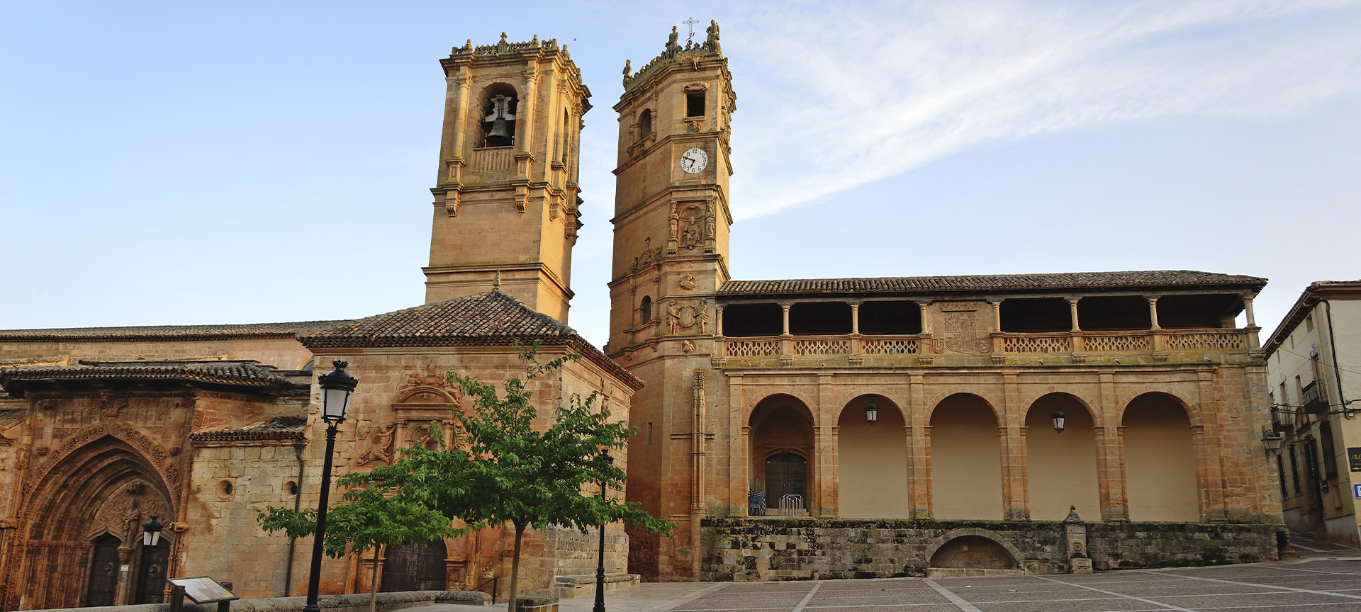 Kirche Santísima Trinidad und El-Tardón-Turm in Alcaraz (Albacete, Kastilien-La Mancha)