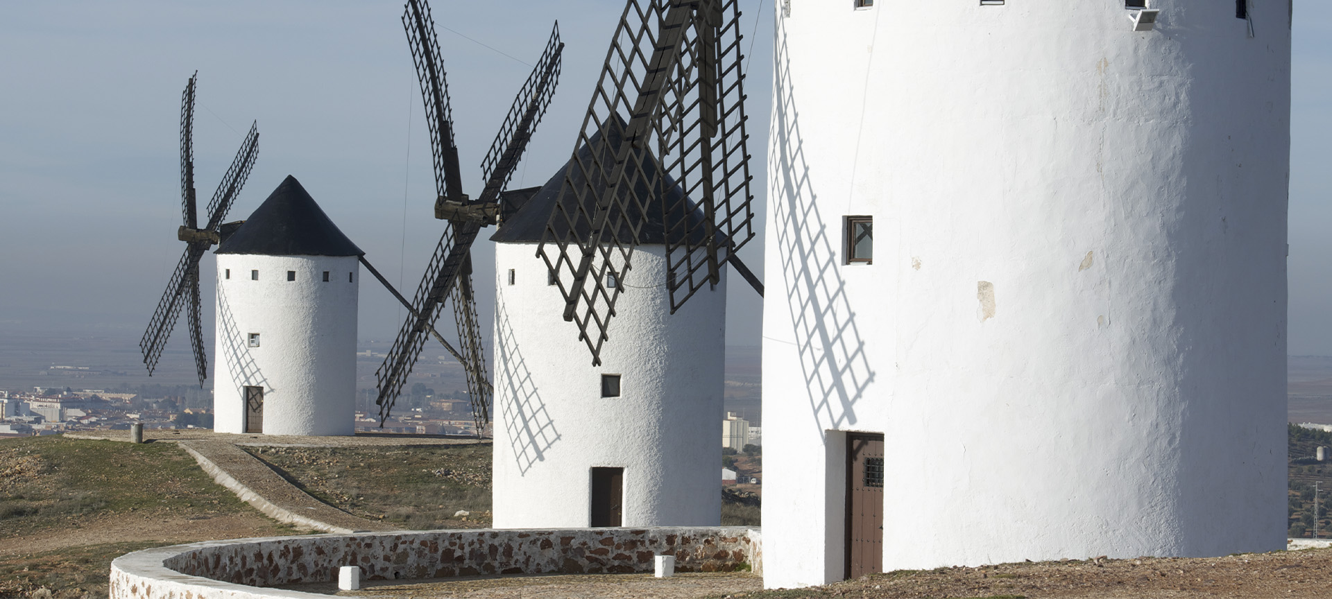 Windmühlen außerhalb von Alcázar de San Juan (Ciudad Real, Kastilien-La Mancha)