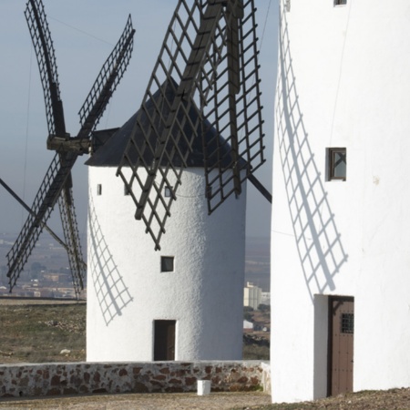 Molinos de viento a las afueras de Alcázar de San Juan (Ciudad Real, Castilla-La Mancha)