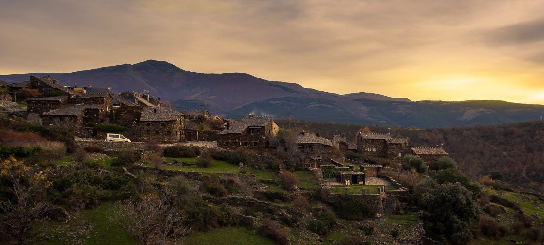 Widok na wioskę Roblelacasa w Guadalajarze, Kastylia-La Mancha